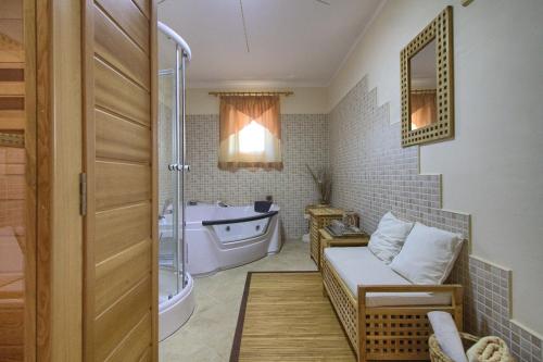 Fotografie z fotogalerie ubytování Beautiful villa Divina with large pool, sauna & hydrommassage near Pula, high level of privacy v destinaci Šišan