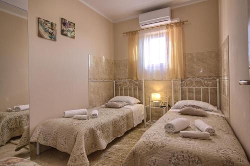 Postel nebo postele na pokoji v ubytování Beautiful villa Divina with large pool, sauna & hydrommassage near Pula, high level of privacy