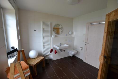 ボルンにあるFerienhaus Dineの洗面台とトイレ付きのバスルーム