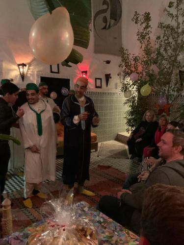 um grupo de pessoas numa sala com balões em Riad Sijane em Marrakech
