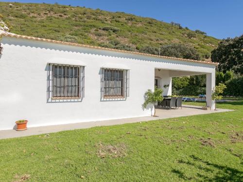 a white house with a hill in the background at Belvilla by OYO El Encinar in La Joya