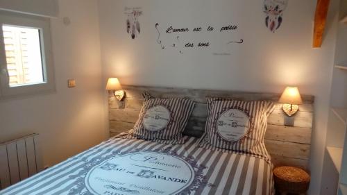 Un pat sau paturi într-o cameră la CHALET DU LAC PISCINE à 5 MINUTES DE DISNEY TGV RER