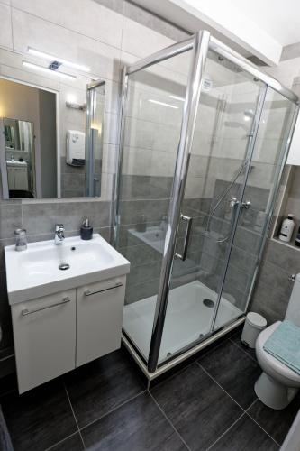 une salle de bain avec une douche, un lavabo et des toilettes dans l'établissement La Cathédrale de Sel, à Batz-sur-Mer