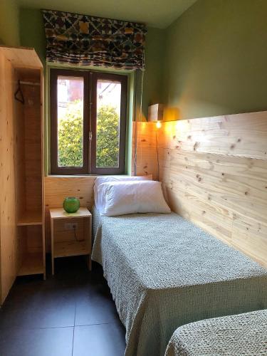 a bedroom with two twin beds and a window at Arrábida House in Porto