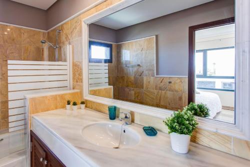 A bathroom at Hipoclub Villas, Aguamarina 5