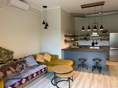 salon z kanapą i kuchnią w obiekcie Murimäe Winery Guest Apartment w mieście Truuta