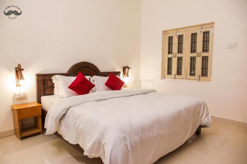 Una cama o camas en una habitación de Moustache Khajuraho