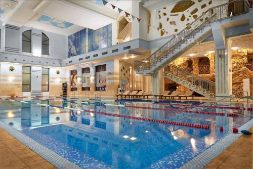 Swimming pool sa o malapit sa Ark Palace Hotel & SPA
