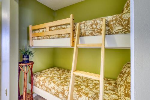 ガルフ・ショアーズにあるThe Dunes #707の緑の壁のドミトリールームの二段ベッド2台