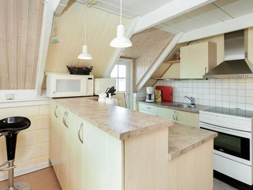 una cucina con armadi bianchi e piano di lavoro di 6 person holiday home in Ringk bing a Ringkøbing