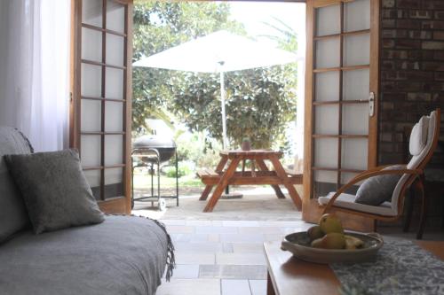 una camera con divano e tavolo con ombrellone di Ocean Melody a Swakopmund