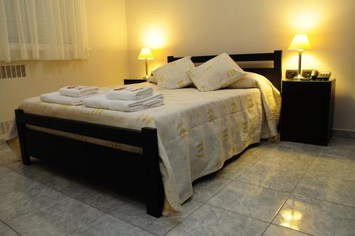 a bedroom with a large bed with towels on it at Hotel Euzko Alkartasuna in Macachín