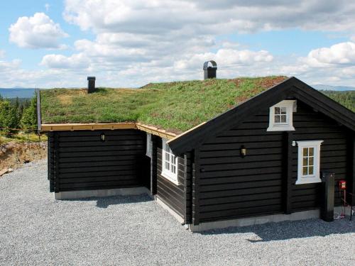 Svingvollにある6 person holiday home in Svingvollの草屋根のある建物