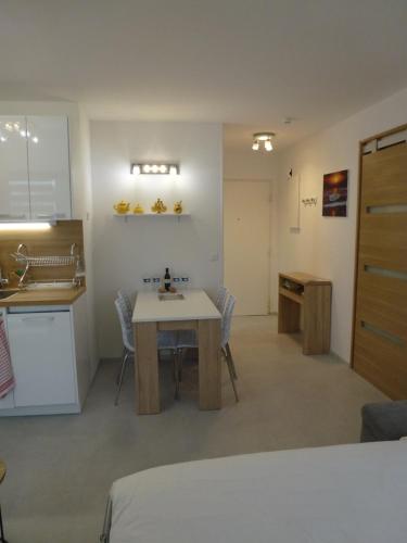une cuisine avec une table et des chaises dans une pièce dans l'établissement Appartement l'Estaque, à Nice