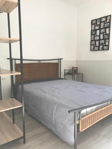 - une chambre avec des lits superposés et un couvre-lit bleu dans l'établissement APPARTEMENT AVEC GARAGE CENTRE HISTORIQUE DE BÉZIERS, à Béziers