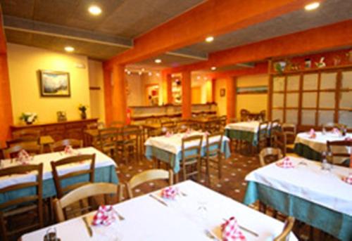 Reštaurácia alebo iné gastronomické zariadenie v ubytovaní Can Falera