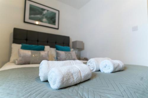 a group of towels sitting on a bed at Irene Court Cockermouth in Cockermouth