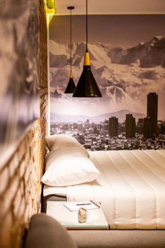 Posto letto in camera con vista sulla città di Hostal Boutique Black Cat a Santiago