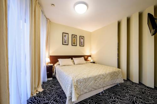 Кровать или кровати в номере Victoria Hotel Vyborg