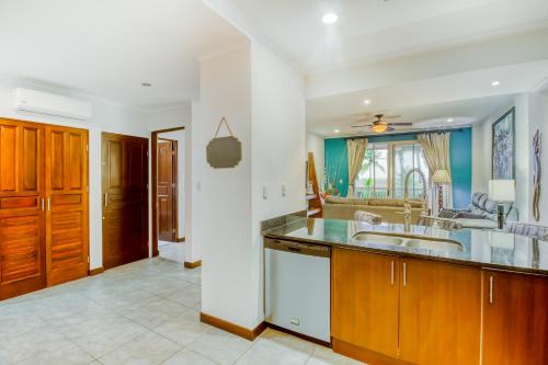 O bucătărie sau chicinetă la The Palms 101