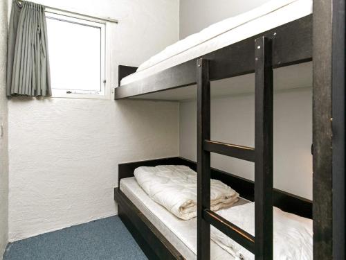 Brovstにある6 person holiday home in Brovstの二段ベッドが備わるドミトリールームのベッド1台分です。