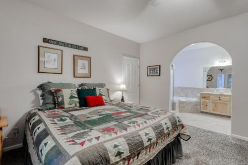 1 dormitorio con 1 cama y baño en Hatcher's Hideaway, en Shaver Lake