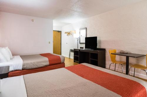 a hotel room with two beds and a desk at Motel 6-Prospect Heights, IL in Prospect Heights