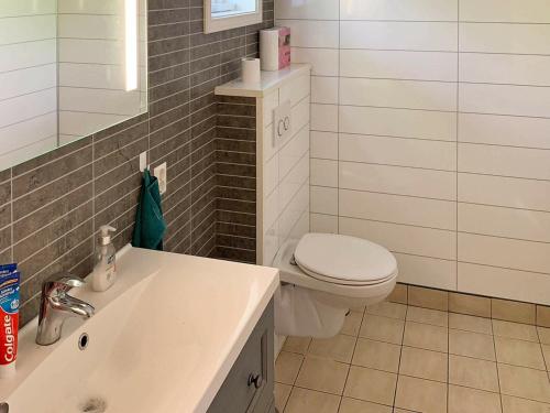 un bagno con un water bianco e un lavandino di 6 person holiday home in ETNE a Etnesjøen