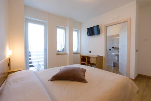 Tempat tidur dalam kamar di Hotel Ristorante Miravalle