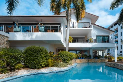Bazén v ubytování Coral Beach Hotel Dar Es Salaam nebo v jeho okolí