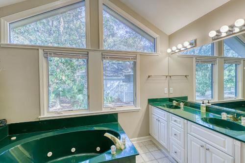 un bagno con ampia vasca verde e finestre di 4 Greensward a Kiawah Island