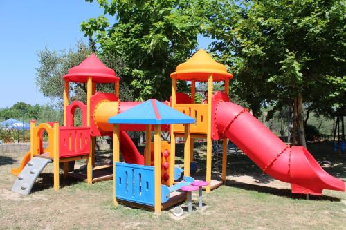 un parque infantil con un tobogán y un tobogán en Camping Cisano - San Vito, en Bardolino