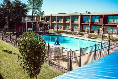 A piscina localizada em Express Inn & Suites ou nos arredores