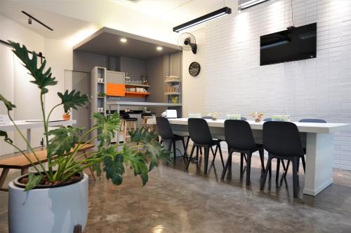 
A restaurant or other place to eat at Silom Studios
