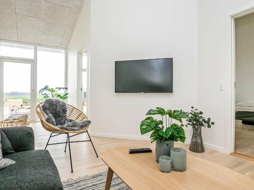 Μια τηλεόραση ή/και κέντρο ψυχαγωγίας στο 8 person holiday home in Ringkøbing-By Traum