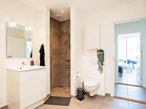 Ένα μπάνιο στο 8 person holiday home in Ringkøbing-By Traum