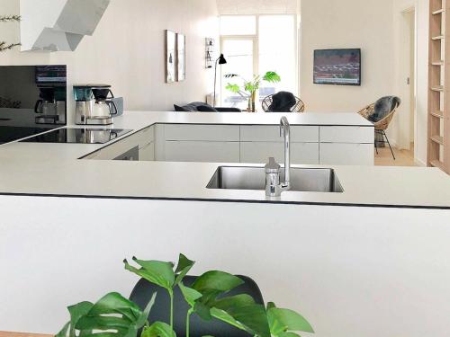 Η κουζίνα ή μικρή κουζίνα στο 8 person holiday home in Ringkøbing-By Traum