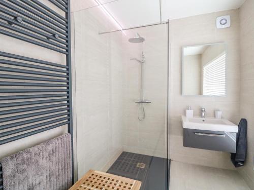 ein Badezimmer mit Dusche und Waschbecken in der Unterkunft Seacoast Cottage in Castlerock