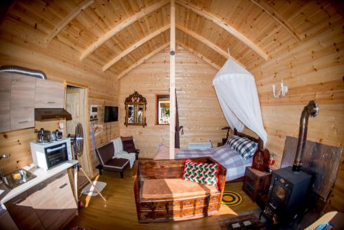 a living room of a log cabin at Kedra Village in Kédra