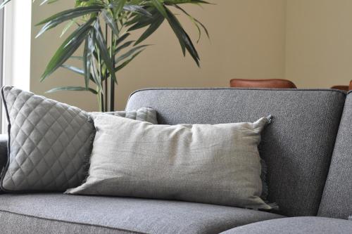 a pillow sitting on a couch in a living room at Vakantiewoning Lescaut in Hamme