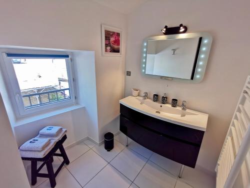 La salle de bains est pourvue d'un lavabo et d'un miroir. dans l'établissement Le Mas des Loges - Les Vans / Chambonas, à Chambonas