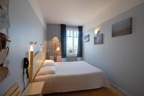 Un pat sau paturi într-o cameră la The Originals Boutique, Hôtel La Villa Marine, Le Tréport