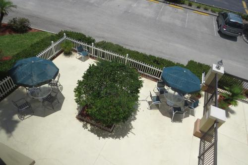 an overhead view of a patio with tables and umbrellas at Holiday Inn Express - Clermont, an IHG Hotel in Clermont