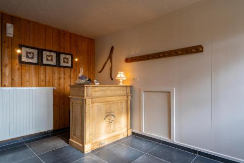 a room with a wooden pillar and a wall at Gasthof Schraevenacker in Oostvleteren