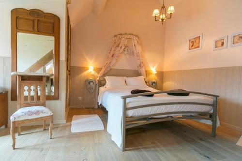 a bedroom with a bed and a large mirror at Gasthof Schraevenacker in Oostvleteren