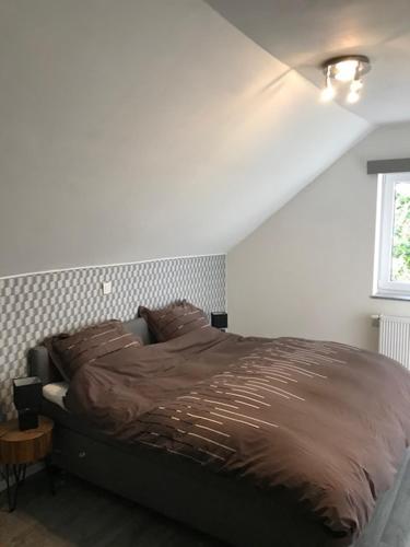 Кровать или кровати в номере Bij de lindeboom
