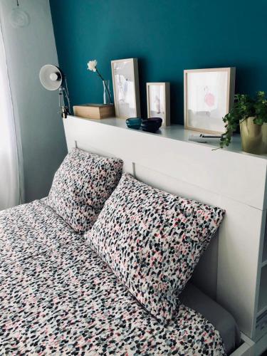 łóżko z poduszką i półką w pokoju w obiekcie Blue Flamingo Apartment BY NAMASTE ELITE w mieście Torremolinos