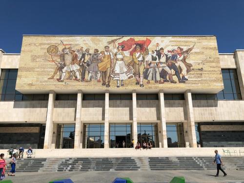 Un edificio con una pintura en el costado. en BELUX HOTEL, en Tirana