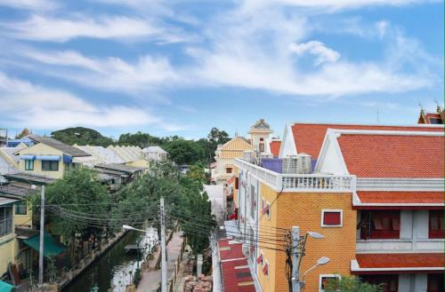 a view of a city street with buildings at YAKTHAI POSHTEL in Bangkok