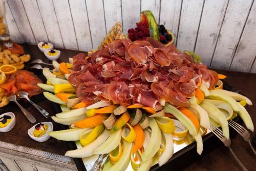 a large pile of fruit on a table at Der LeuchtTurm-Gastro GmbH in Geierswalde